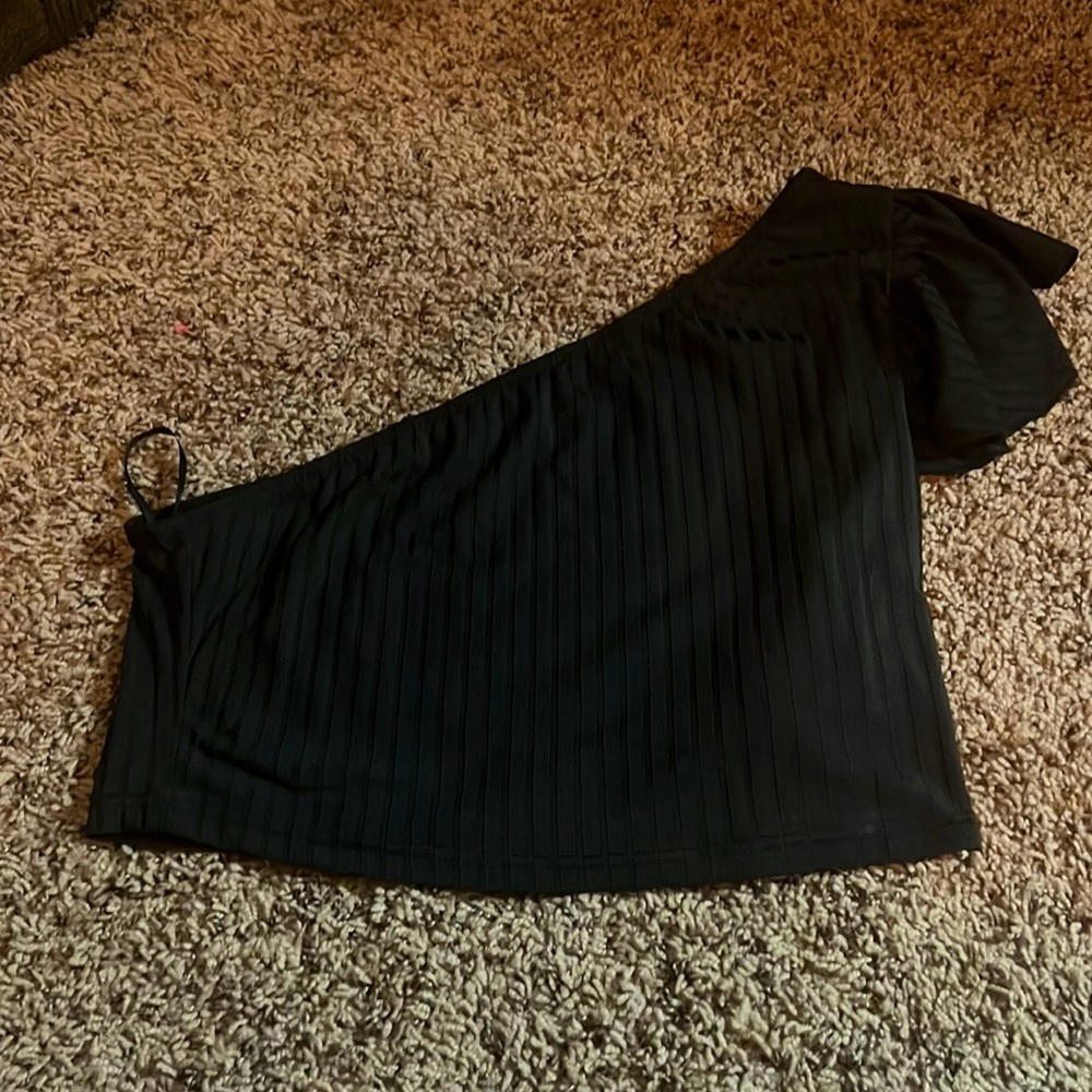 This is a one shoulder ridged top